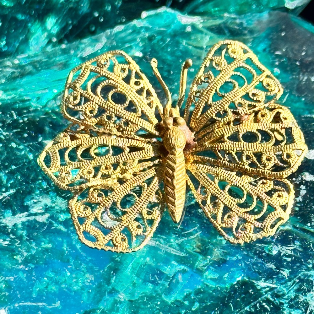 🦋 Vintage Filigree Butterfly Brooch – Elegant Gold-Tone